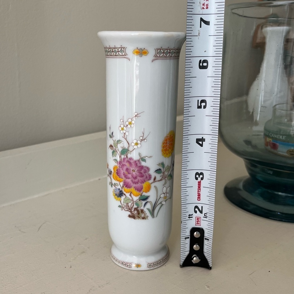 Trina Floral White Porcelain Vase Made in Japan - Picture 9 of 15